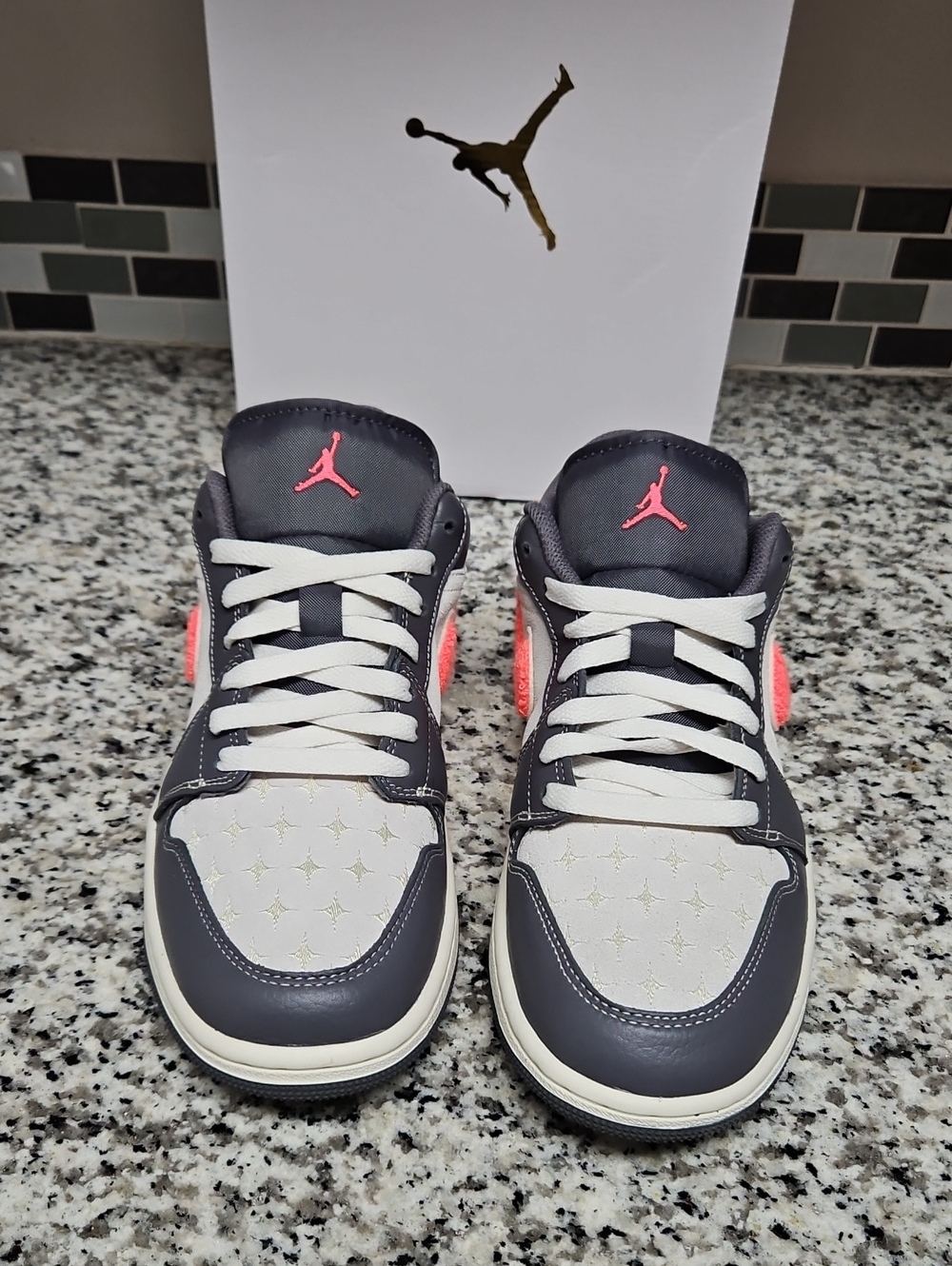AIR JORDAN 1 LOW - WOMENS 9